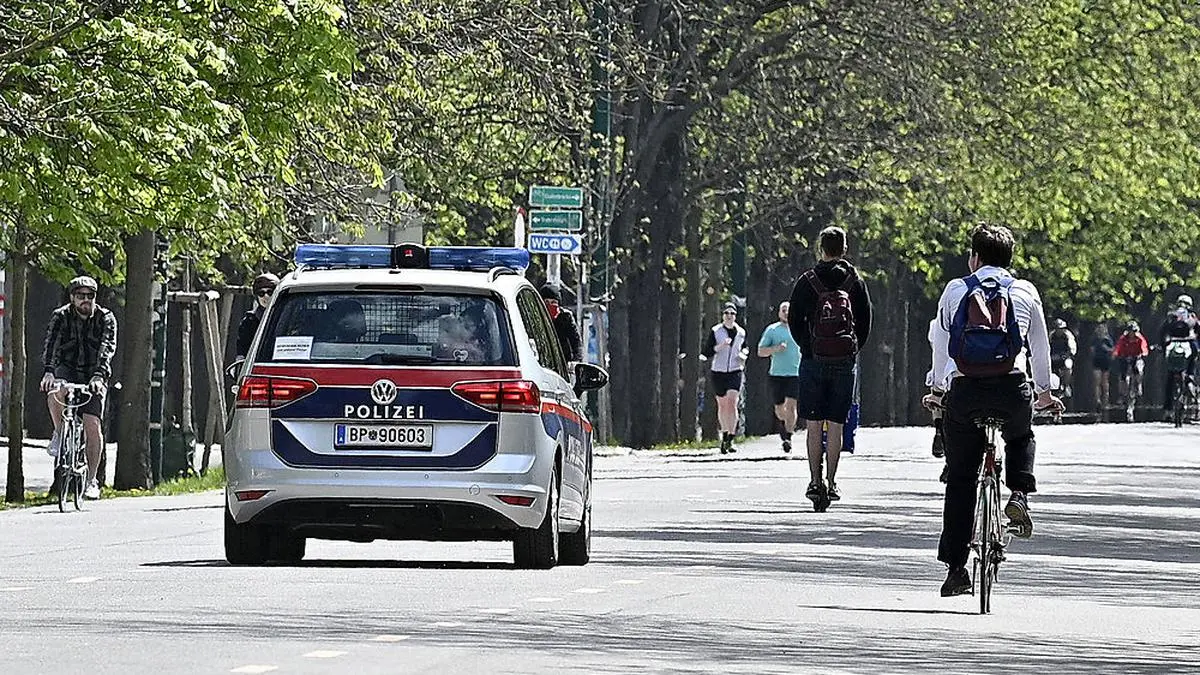 ABD0018_20200411 - WIEN - ÖSTERREICH: Menschen genießen das warme Wetter in der Prater Hauptallee am Samstag, 11. April 2020 in Wien. Im Zuge der Coronavirus-Maßnahmen kommt es zu Ausgangsbeschränkungen. - FOTO: APA/HANS PUNZ