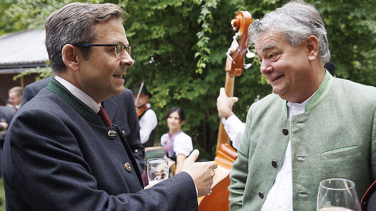 Nahkampf-Wahlkampf: Grosz geht vor allem bei Volksfesten, wie beim Aufsteirern (hier mit Vizekanzler Werner Kogler), auf Stimmenfang