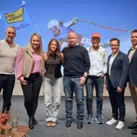 Christoph Sumann, Tamara Tippler, Skitalent Anna Hafner, Bernhard Vetter, Harald Kolland, Moderator Gernot Esser und Bürgermeister Markus Schiffer