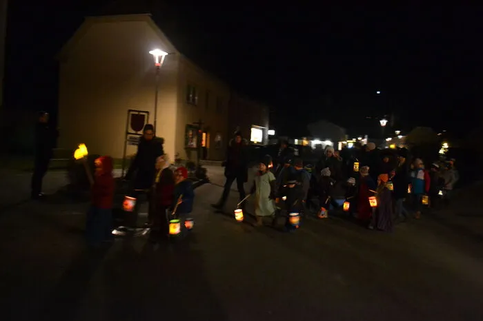 Laternen und brennende Fackeln leuchteten ihnen den Weg.
