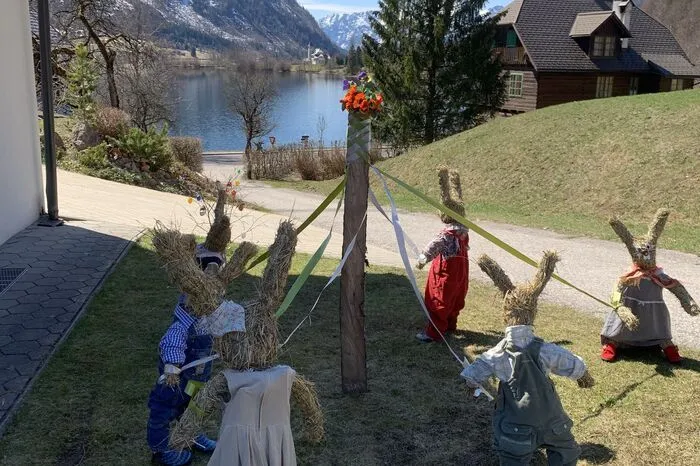 Die Hasentanzgruppe "Ohren auf" übt sich gerade in der Kunst des traditionellen Bandltanzes