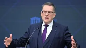 ABD0025_20251209 - WIEN - ÖSTERREICH: ÖVP-Klubobmann August Wöginger am Dienstag, 9. Dezember 2025, anl. der PK "Plenarvorschau" im Parlament in Wien. - FOTO: APA