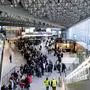Frankfurt Die Gewerkschaft Verdi hat bundesweit zu einem eintaegigen Streik im Luftsicherheitsbereich aufgerufen, Frankfurt am Main, 01.02.2024 Reisende warten am Flughafen Frankfurt, Die Gewerkschaft Verdi hat bundesweit zu einem eintaegigen Streik im Luftsicherheitsbereich aufgerufen, Frankfurt am Main, 01.02.2024 *** Frankfurt The Verdi union has called for a nationwide one-day strike in the aviation security sector, Frankfurt am Main, 01 02 2024 Travelers waiting at Frankfurt Airport, The Verdi union has called for a nationwide one-day strike in the aviation security sector, Frankfurt am Main, 01 02 2024 Copyright: xEibner-Pressefoto/FlorianxWieganx EP_FWD