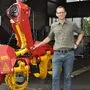 Firmenchef Markus Konrad mit einem Woody-Harvester-Kopf, von dem jährlich 150 Stück produziert werden
