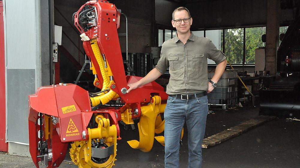 Firmenchef Markus Konrad mit einem Woody-Harvester-Kopf, von dem jährlich 150 Stück produziert werden