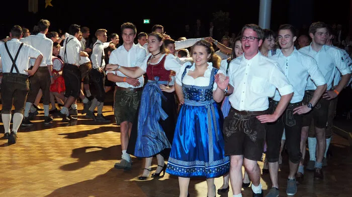 Ein Jauchzer läutete die Polonaise der Maturanten der HBLA Pitzelstätten am Samstag in der Messehalle nach einem gewagten Sprung ein.