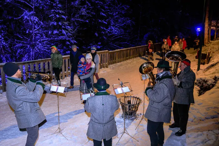 An mehreren Stationen luden vorweihnachtliche Beiträge dazu ein, ein wenig innezuhalten. Im Bild: eine Blasmusikgruppe, die besinnliche Melodien zum Besten gab.