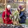 Julia Leitner (links) leitet den Garten seit elf Jahren
