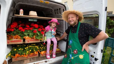 "Flori" Seppi Egger bringt allen Kindern Blumen