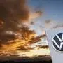 VW-Krise Das VW-Logo vor dramatischen Unwetter-Wolken während der VW-Krise - FOTOMONTAGE *** VW crisis The VW logo before dramatic storms Clouds during the VW crisis PHOTOMONTAGE