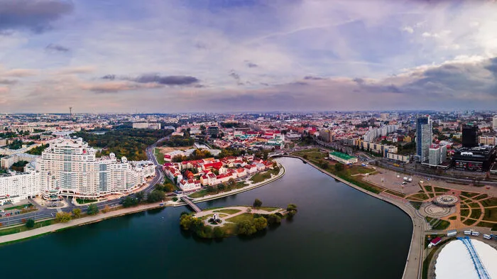 Minsk ist die Hauptstadt und gleichzeitig mit etwa 1,938 Millionen Einwohnern größte Stadt in Belarus. Weißrussland hören die Einheimischen gar nicht gerne,weil es eine falsche Übersetzung ist. Aber nicht nur das: Minsk ist auch die Metropole der letzten Diktatur Europas, die in den letzten Jahren stark an ihrem Äußeren gearbeitet hat.