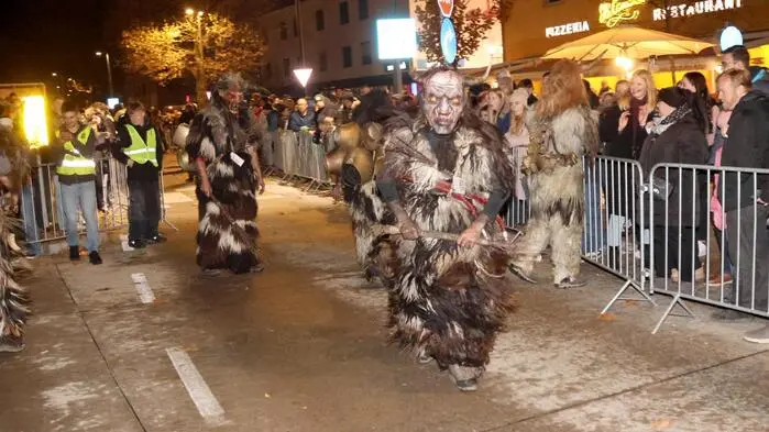 Ein Funkenregen über der Stadt, gellende Schreie aus dem Nebel und wilde Gestalten mit flammenden Hörnern: Der diesjährige Althofener Krampuslauf verwandelte die Stadt am Samstagabend in eine brodelnde Höllenarena. 