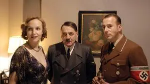 Auch das NS-Epos „Der Untergang“ von Bernd Eichinger mit Bruno Ganz in der Rolle von Adolf Hitler wird im Podcast „Erklär mir 1945“ besprochen. Hier eine Filmszene mit Eva Braun (Juliane Köhler) und Albert Speer (Heino Ferch). Die Frage in dieser Episode ist: Wer war der Erbe von Hitlers „Reich“? 