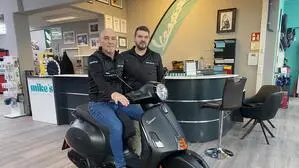 Michael Gimpl und Mitarbeiter Werner Höber freuen sich über die neuen Geschäftsräumlichkeiten