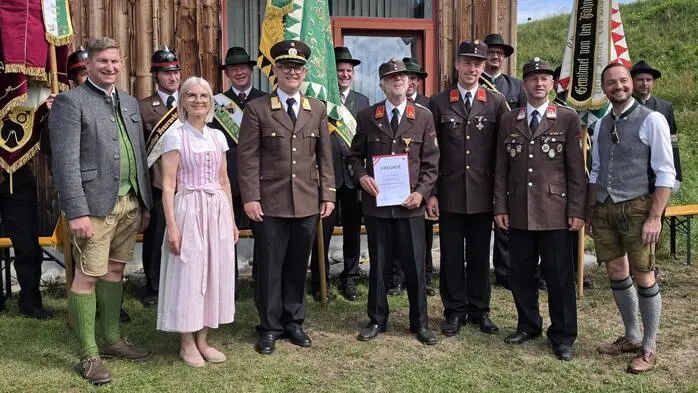 Seit bald 40 Jahren steht Franz Rauter (4. von rechts) an der Spitze der Feuerwehr Predlitz-Turrach. Damit ist er der längst dienende Feuerwehrkommandant Österreichs.