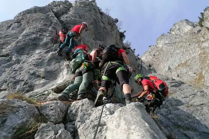 Neben den Bergrettern des Gebietes Eisenerz nahmen Mitglieder des Roten Kreuzes, der Polizei und der Bergrettungsjugend Eisenerz teil, die sich in den Rollen von verletzten Personen vorbildlich in Szene setzten.