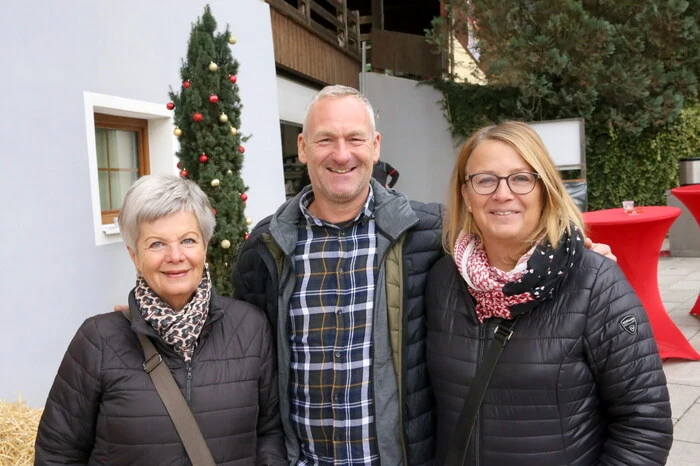 Fest Kekse kosten und Glühwein trinken sah man unter anderen Polizist Wolfgang Auer (Foto), die Feuerwehrkommandanten Freddy Becker (FF Passering) und Thomas Köfer (FF Kappel/Krappfeld), Gymnasialprofessorin Nina Hammerschlag, Elektromeister Werner Kogler, Musiker Ernst Wallisch sowie Bürgermeister Josef Klausner. 