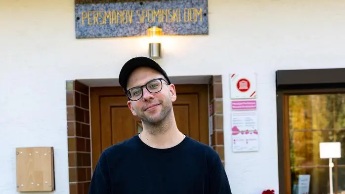 Gönitzer mit schwarzem T-Shirt, Kappe und Brille vor dem Museum