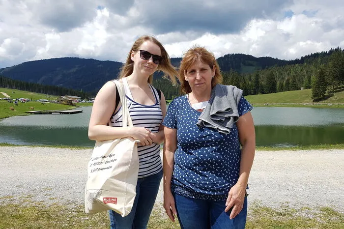 Darin waren Äpfel, Müsli, Wasser, Gebäck, Hartwürtel, Makava eine Picknickdecke und ein Gutschein für eine Führung bei Vulcano enthalten.