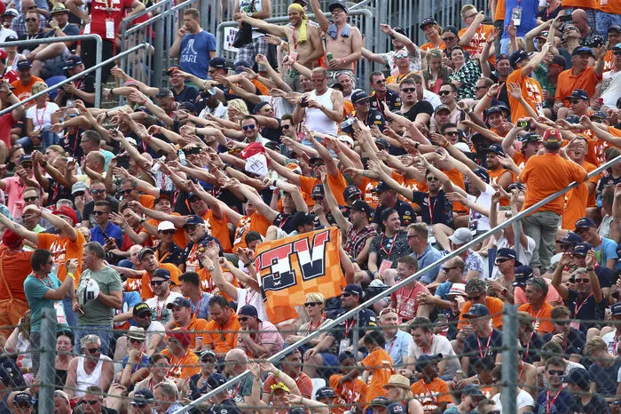 ... eine ganze Tribüne feiert Hollands Formel-1-Held ...