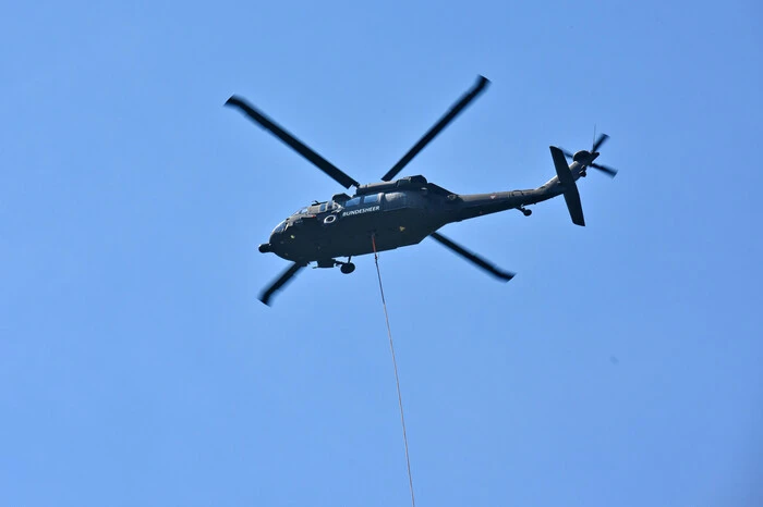 Das Bundesheer flog die Bäume mit einem Black Hawk-Hubschrauber aus, die Männer, die unten die gefährliche Arbeit verrichteten, mussten sogar Steigeisen tragen.