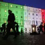 Der Palazzo Chigi in Rom, Sitz der Regierung,  erstrahlt in den Farben der italienischen Trikolore, das Land selbst befindet sich in einer dumpfen politischen Krise