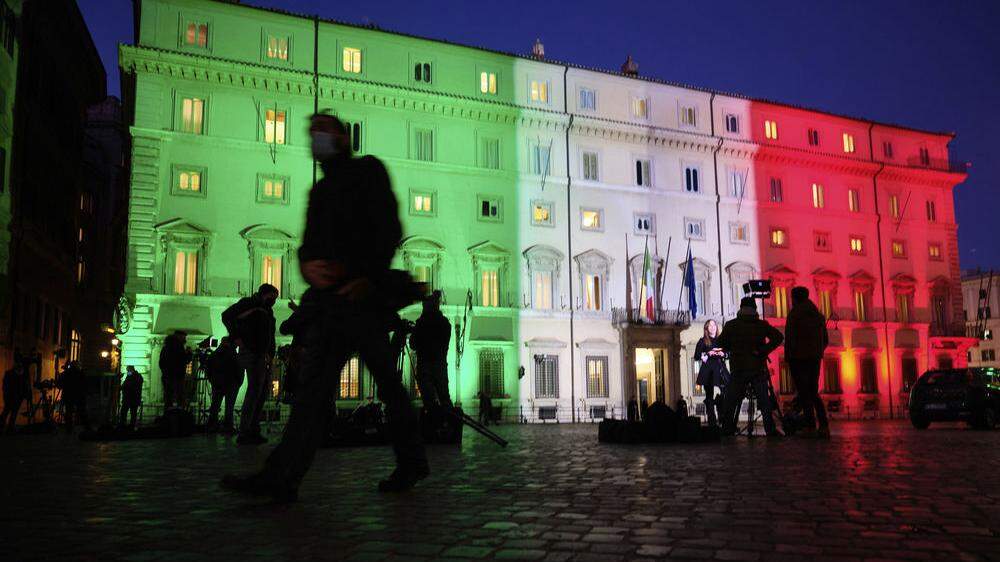 Der Palazzo Chigi in Rom, Sitz der Regierung,  erstrahlt in den Farben der italienischen Trikolore, das Land selbst befindet sich in einer dumpfen politischen Krise