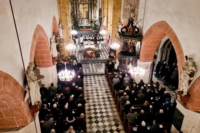 Zelebriert wurde die stimmungsvolle Messe von Stadtpfarrer Thomas Mörtl.