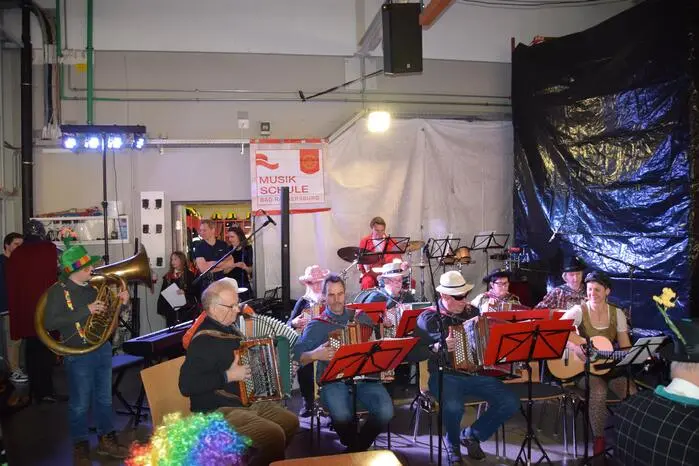 Viele verkleidete Gäste genossen bei Musik und Krapfen die bunte Feier