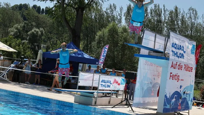 Der Aquathlon startete mit einem Sprung ins Sportbecken.