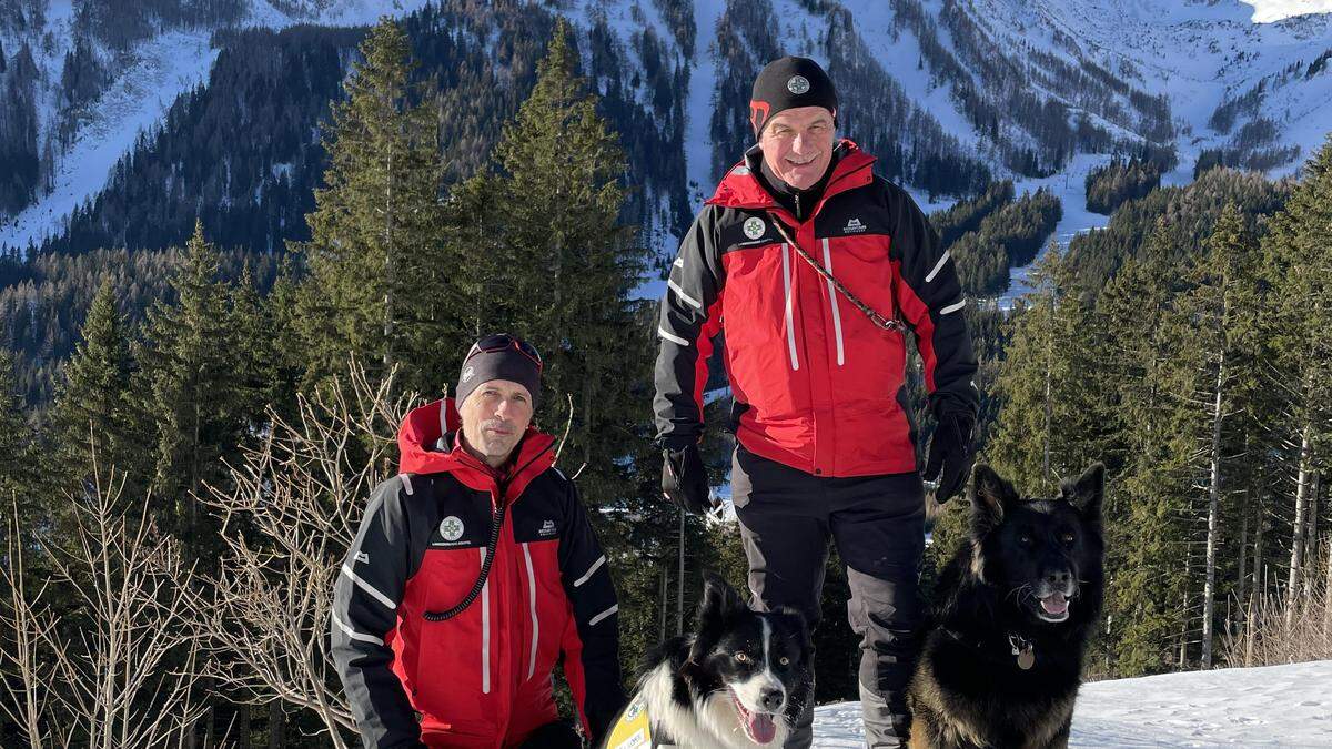 Hundeführer Gunther Thor und Stephan Bechter mit Rettungshunden Sati und Aidan