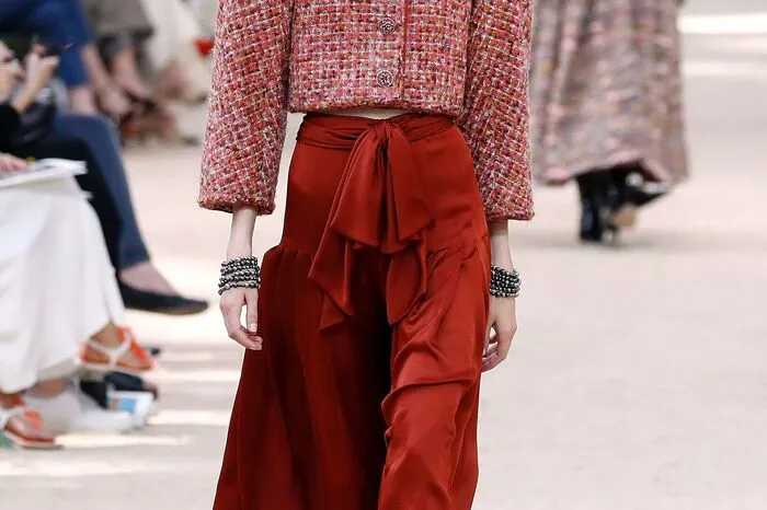 Die Kostüme waren einmal mit kurzer Kastenjacke und gerafftem Rock, einmal lang und schmal, einmal mit Culotte-Hose kombiniert.  