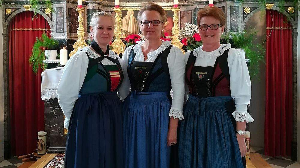 Sieglinde Huber, Gaby Huber und Gerda Trojer sind das Terzett Burgfrieden