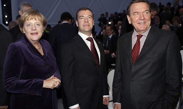Zur Eröffnung von Nord Stream 2011: Kanzlerin Angela Merkel, Dimitri Medwedew und Gerhard Schröder