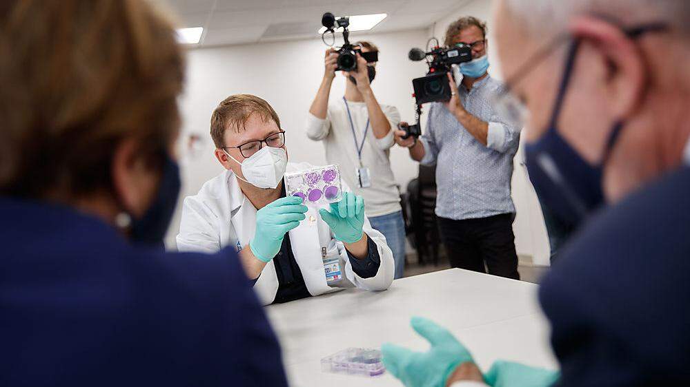 Virologe Florian Krammer zeigt dem Bundespräsidenten Influenza-Viren