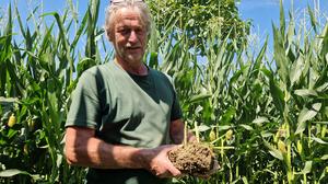 Landwirt August Friedl mit Bodenprobe aus dem Maisfeld