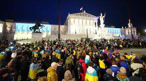Im Februar fanden sich zum „Marsch des Lichts“ anlässlich des zweiten Jahrestags des Überfalls Russlands auf die Ukraine Demonstranten in Wien zusammen.  | Im Februar fanden sich zum „Marsch des Lichts“ anlässlich des zweiten Jahrestags des Überfalls Russlands auf die Ukraine Demonstranten in Wien zusammen. 
