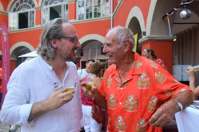 Veranstalter Roman Schmidt von LAVA Bräu (links) im Gespräch mit einem Bierexperten.