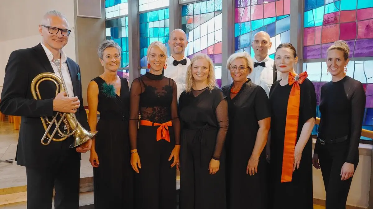 Hans Lassnig-Walder (links) und Nataliya Lukina (Fünfte von links) mit den Solistinnen und Solisten von Ambidravi Vocal