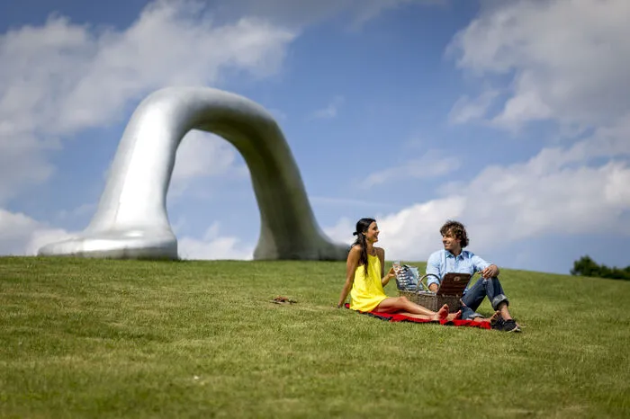 4. Picknick-Skulptur. Genuss unter freiem Himmel, ein gut gefüllter Korb und ein lauschiges Platzerl: In der Erlebnisregion gibt es zahlreiche feine Picknickplätze, etwa im Freilichtmuseum Stübing, im Lipizzanergestüt Piber, im Weingarten oder auf der Alm und auch bei den Weinbauern und Buschenschenken um Graz. Im Skulpturenpark in Premstätten kann man selbst zur Picknick-Skulptur werden. Mehr Info: www.regiongraz.at/Picknick-Tipps