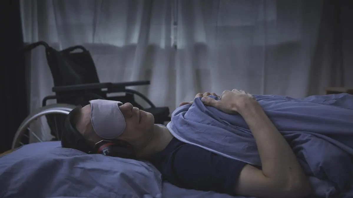 ME/CFS: Menschen, die an der schwersten Ausprägung der Erkrankung leiden, können ihr Leben nicht mehr selbst bestreiten, müssen praktisch die gesamte Zeit im abgedunkelten Raum liegen