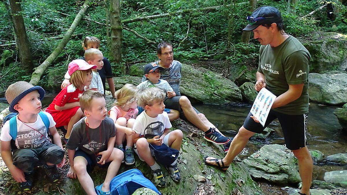 Joachim Jauk (re.) nimmt die Kinder mit auf eine Reise durch die Teigitschklamm