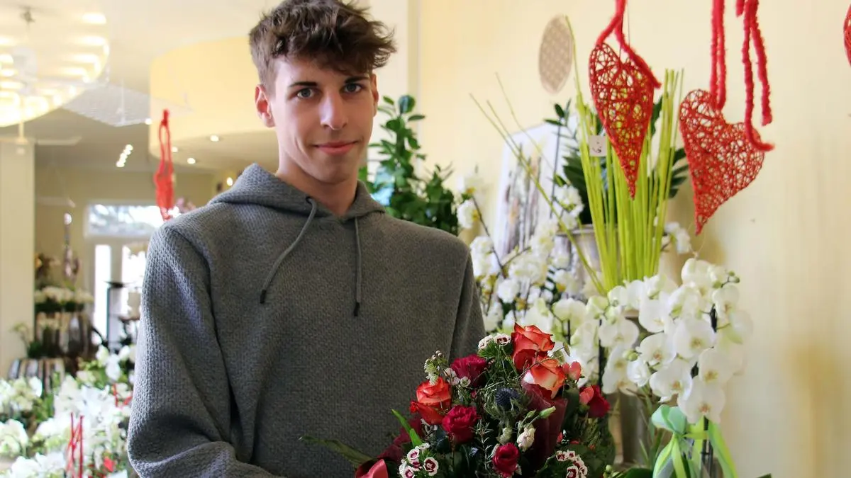 "Lass Blumen sprechen" made by Anna Maria ist die Devise im Wolfsberger Blumengeschäft, wo Praktikant Alexander Findenig, er besucht die Gartenbaufachschule in Ehrental, bereits mit viel Fachkenntnis für die Kundschaft da ist. 