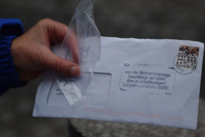 Wohin mit dem Briefkuvert und dem Backshopsackerl? Ein Stück Papier mit einem Sichtfenster aus Plastik: Man kennt das vom Kuvert oder dem Sackerl beim Backshop. Idealerweise trennt man das Plastik ab und entsorgt es separat. Offiziell gilt: Ist der Kunststoffanteil größer als 20 Prozent, gehört es zum Plastikmüll.