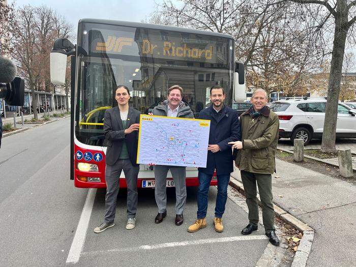 Stadtrat Gerald Dobernig, Bürgermeister Günther Albel, Landesrat Sebastian Schuschnig und Busunternehmer Ludwig Richard (von links)