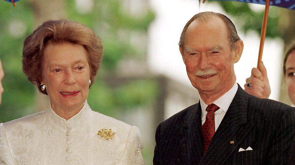 Luxemburgs damaliges Staatsoberhaupt Großherzog Jean und seine Gattin Josephine-Charlotte bei seiner Abdankung 2000