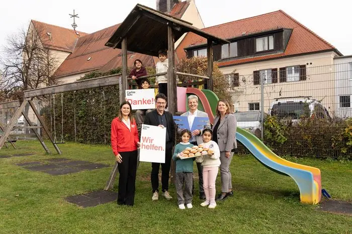 Heinz Strohmayer (2. von rechts) und Barbara Schweiger (rechts) besuchten mit Caritasdirektor Ernst Sandriesser und Roberta Striedinger von der Caritas die Kinder im Lerncafé Siebenhügel in Klagenfurt