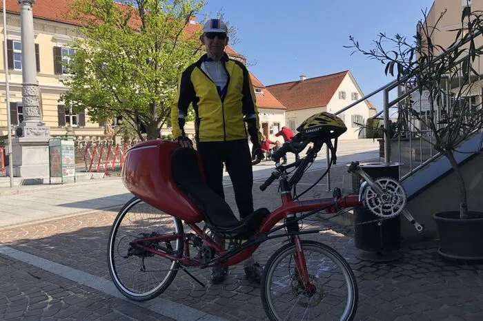 Karl Lendl (79) mit seiner "Maschine". In der roten Box befindet sich eine Art Elektromotor. "In meinem Alter brauch ich das mittlerweile einfach. Vor allem wenn ich bergauf fahren möchte", meint der Pensionist und Sportler. 