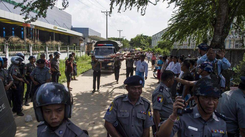 Bei gewaltsamen Auseinandersetzungen vor einer Textilfabrik in Myanmar sind nach Angaben von Betroffenen dutzende Frauen verletzt worden