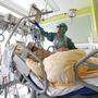 Mehr als 300 Corona-Patienten liegen in Österreich derzeit auf der Intensivstation